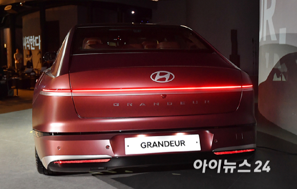13일 서울 광진구 그랜드 워커힐에서 열린 현대자동차가 '더 뉴 그랜저' 미디어 데이에서 차량을 선보이고 있다. 더 뉴 그랜저 정면 [사진=곽영래 기자]