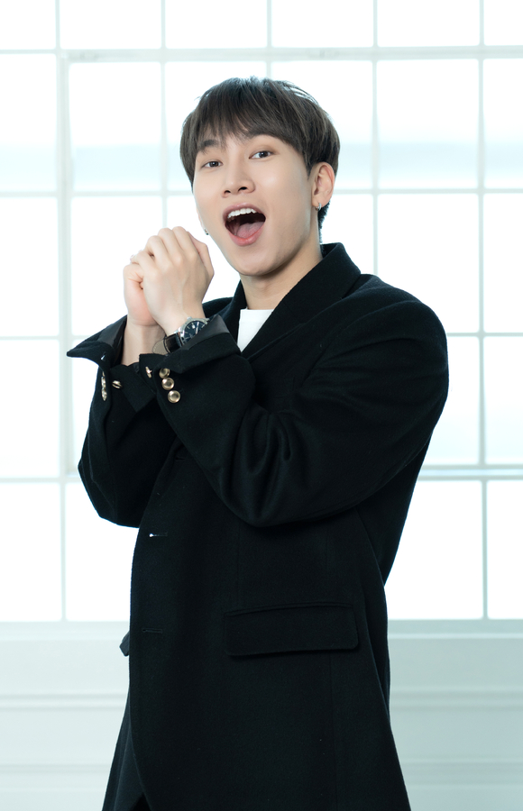 그룹 비투비 서은광이 21일 온라인으로 진행된 비투비 정규 3집 'Be Together' 발매 기념 기자간담회에 참석해 포즈를 취하고 있다. [사진=큐브엔터테인먼트]