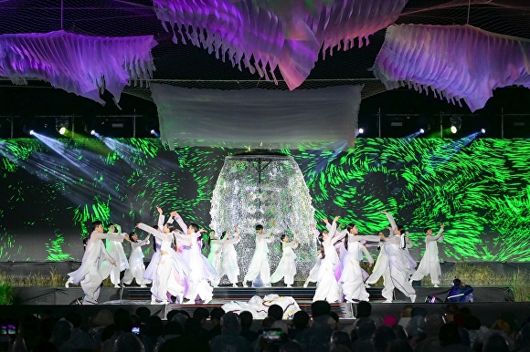 순천 세계문화유산 축전 개막식에서 공연자들이 선암사의 역사적인 문화유산과 순천갯벌의 생태적 가치를 표현하고 있다 [사진=순천시]