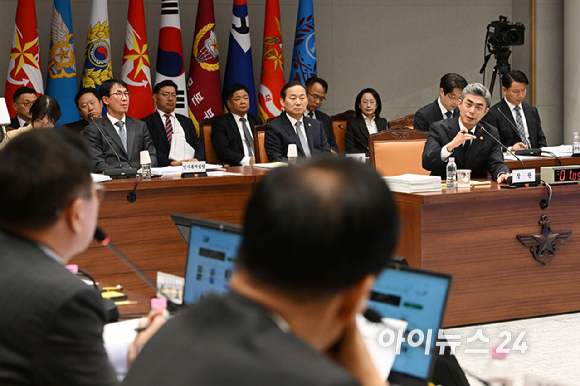 강신철 국방부 장관이 7일 오전 서울 용산구 국방부에서 열린 국회 국방위원회의 국방부에 대한 국정감사에서 의원 질의에 답하고 있다. [사진=국회사진기자단 ]