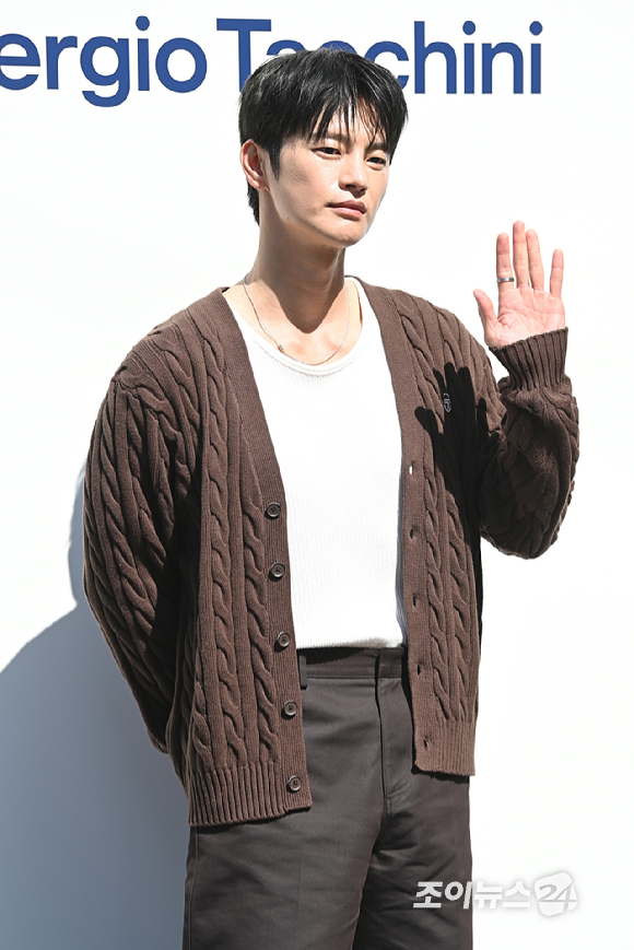배우 서인국이 26일 오후 서울 용산구 한남동 플래그십 스토어에서 열린 클래식 라이프스타일 브랜드 세르지오 타키니 한남 플래그십 스토어 오픈 기념 포토콜 행사에 참석하고 있다. [사진=문수지 기자]
