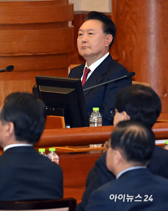 윤석열 대통령이 23일 서울 종로구 헌법재판소에서 열린 탄핵심판 4차 변론에 출석하고 있다. [사진=사진공동취재단]
