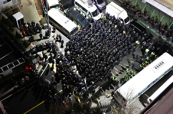 고위공직자범죄수사처(공수처)와 경찰이 윤석열 대통령에 대한 2차 체포영장 집행에 나선 15일 서울 용산구 한남동 대통령 관저 입구에서 윤 대통령측 변호인단 및 경호처(왼쪽)와 공수처, 경찰이 대치하고 있다. 2025.1.15 [사진=연합뉴스]