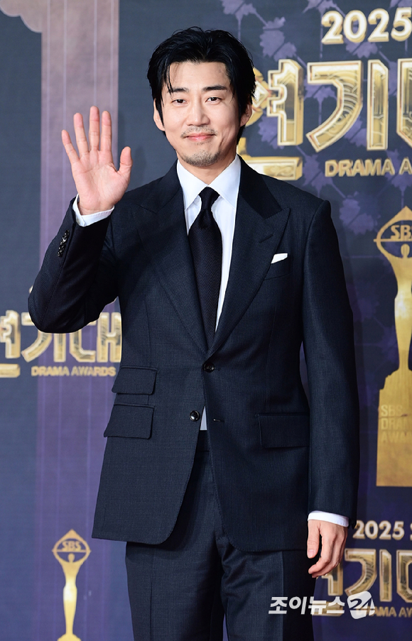 '트라이' 배우 윤계상이 31일 오후 서울 마포구 상암동 SBS 프리즘타워에서 열린&nbsp;2025 SBS 연기대상&nbsp;레드카펫 행사에 참석하고 있다. [사진=정소희 기자]