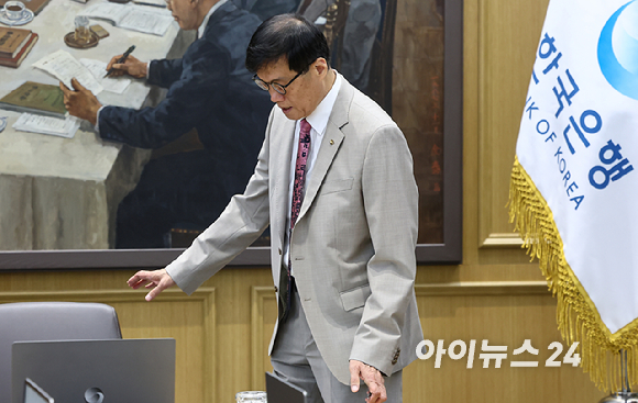 이창용 한국은행 총재가 10일 서울 중구 한국은행에서 열린 금융통화위원회에 참석하고 있다. [사진=사진공동취재단]