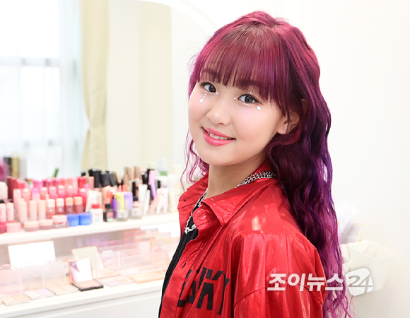 크리에이터 춤추는나율이 15일 서울 성수동 통일타워에 위치한 '케이팝 아케이드'(KPOP ARCADE)에 방문해 대표 프로그램 '비 더 아이돌'(Be The IDOL) 클래스 메이크업 체험을 하고 있다. [사진=정소희 기자]