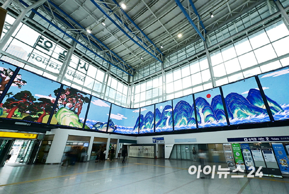 삼성전자가 서울역에서 진행하는 &lsquo;갤럭시 Z 폴드7∙Z 플립7&rsquo; 초대형 미디어아트 디지털 옥외광고의 &lsquo;생성형 편집&rsquo; 활용 장면. [사진=삼성전자]