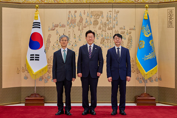 이재명 대통령이 21일 청와대에서 김성수 신임 대법관에게 임명장을 수여한 뒤 기념촬영을 하고 있다. 왼쪽은 조희대 대법원장. 2026.9.21 [청와대 제공. 재판매 및 DB 금지] [사진=연합뉴스]