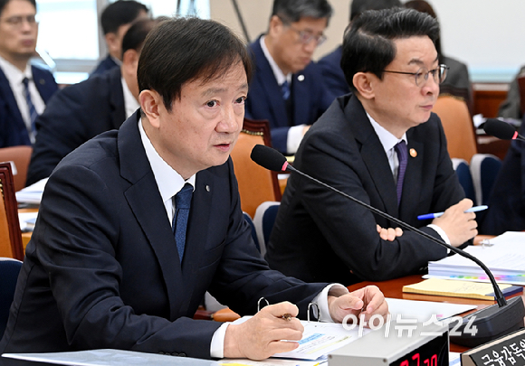 이찬진 금융감독원장이 27일 서울 여의도 국회에서 열린 정무위원회의 종합감사에서 위원 질의에 답하고 있다. [사진=곽영래 기자]