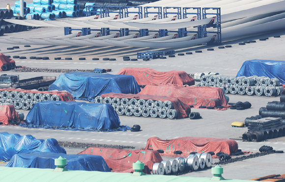 지난 3월 경기도 평택항에 철강 제품이 쌓여 있다. [사진=연합뉴스]