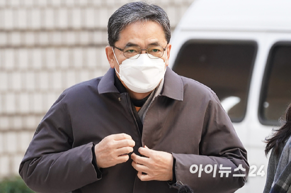 대장동 개발 로비&middot;특혜 의혹과 관련해 이른바 '50억 클럽'에 거론된 곽상도 전 의원이 4일 오전 서울중앙지방법원에 구속 전 피의자 심문(영장실질심사)을 받기 위해 출석하고 있다. [사진=정소희 기자]