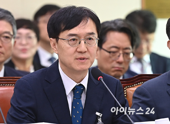 오민석 서울중앙지방법원장이 16일 서울 여의도 국회에서 열린 법제사법위원회의 서울고등법원 등에 대한 국정감사에서 질의에 답변하고 있다. [사진=곽영래 기자]
