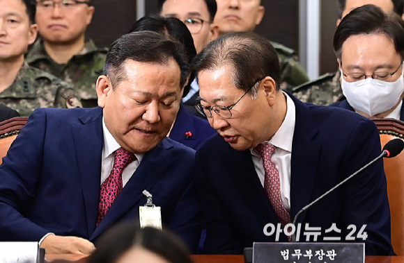 이상민 전 행정안전부 장관과 박성재 법무부 장관이 22일 오전 서울 여의도 국회에서 열린 윤석열 정부의 비상계엄 선포를 통한 내란 혐의 진상규명 국정조사 1차 청문회에서 대화를 하고 있다. [사진=곽영래 기자]