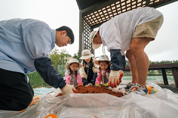 지난 20일 어플라이드 머티어리얼즈 코리아 임직원과 그 가족 자원봉사단이 경기 화성시 동탄 신리천 일대에서 플로깅을 마치고 기념사진을 찍고 있다. [사진=어플라이드 머티어리얼즈 코리아]