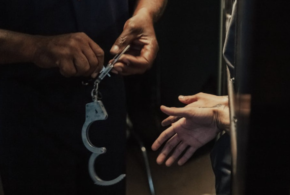 5억원대 투자사기 혐의를 받는 60대 피의자가 경찰 체포 과정 도중 건물에서 추락했다. 기사와 직접적인 관련이 없는 이미지. [사진=픽셀스]