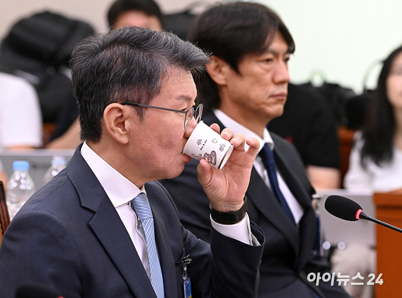 정몽규 전 대한축구협회장이 30일 국회 문화체육관광위원회에서 열린 대한축구협회 현안 관련 청문회에서 물을 마시고 있다. [사진=곽영래 기자]
