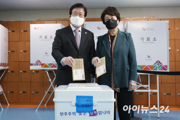 박병석 국회의장이 4일 오전 서울 용산구 한남동주민센터에 마련된 사전투표소에서 부인 한명희 씨와 함께 제20대 대통령선거 사전투표를 하고 있다. [사진=국회사진취재단]