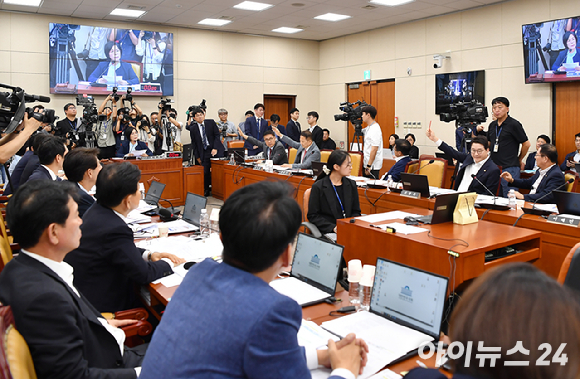 서울 여의도 국회 과학기술정보방송통신위원회에서 열린 방송장악 2차 청문회에서 김태규 방통위원장 직무대행 증언 거부 고발의 건에 대한 표결이 진행되고 있다. [사진=곽영래 기자]