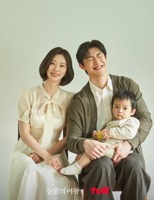 배우 이주빈이 tvN 토일드라마 '눈물의 여왕'에서 천다혜 역을 맡아 곽동연과 부부 연기 호흡을 맞추고 있다. [사진=tvN]