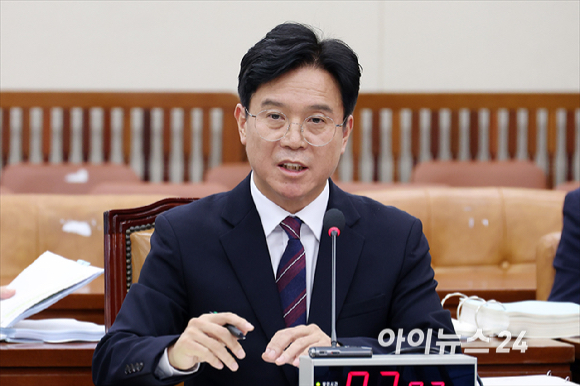 김영훈 고용노동부 장관 후보자가 16일 서울 여의도 국회에서 열린 국회 환경노동위원회 김영훈 고용노동부 장관 후보자 인사청문회에서 질의에 답변하고 있다. [사진=곽영래 기자]