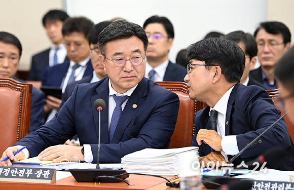 윤호중 행정안전부 장관이 14일 서울 여의도 국회에서 열린 행정안전위원회의 행정안전부 등에 대한 국정감사에서 김광용 재난안전관리본부장과 대화를 나누고 있다. [사진=곽영래 기자]