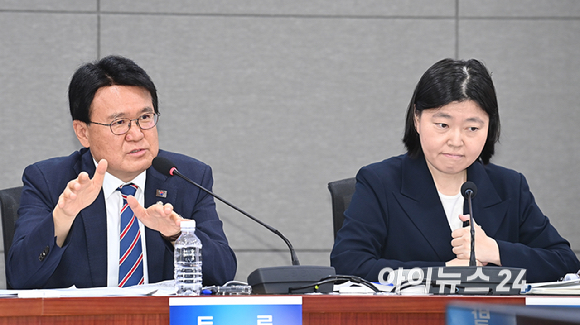황운하 조국혁신당 의원이 29일 서울 여의도 국회에서 '검찰개혁의 쟁점은 무언인가 : 국민이 바라는 검찰개혁의 속도와 방향'을 주제로 열린 검찰개혁 긴급 공청회에서 발언하고 있다. [사진=곽영래 기자]