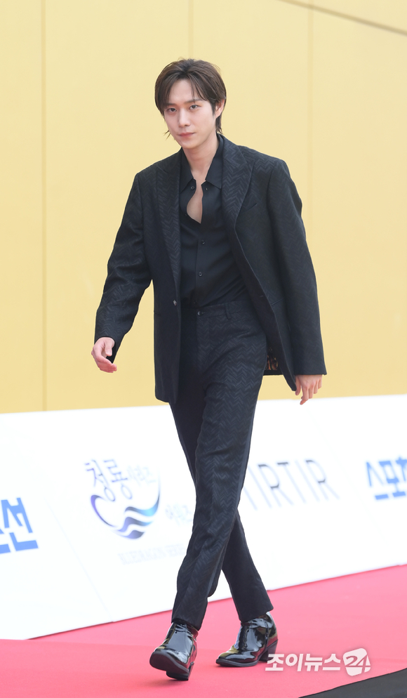 배우 김영대가 19일 인천광역시 중구 파라다이스시티에서 열린 '제1회 청룡시리즈어워즈' 시상식에 참석해 레드카펫을 밟고 있다. [사진=정소희 기자]