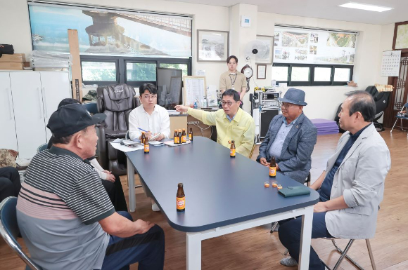 연제찬 경기 시흥부시장이 지난 3일 거모5통 경로당과 물왕1통 경로당 무더위쉼터에 방문해 현장 상황을 점검하고 있다. [사진=시흥시]