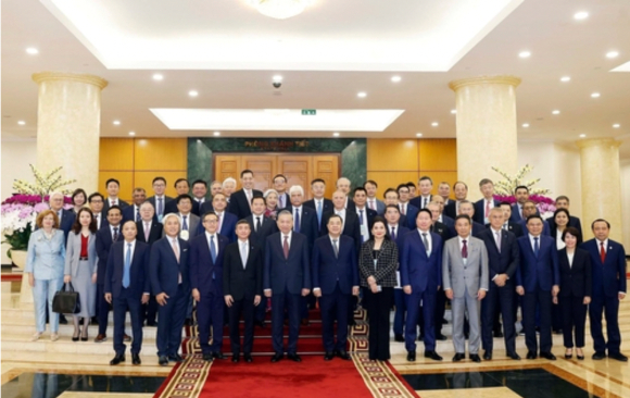 또 럼 베트남 공산당 서기장(맨 앞줄 왼쪽에서 다섯번째)과 만난 최태원 SK그룹 회장(맨 앞줄 오른쪽에서 여섯번째)과 정기선 HD현대 회장(맨 뒷줄 왼쪽에서 첫 번째). [사진=VNA 홈페이지]