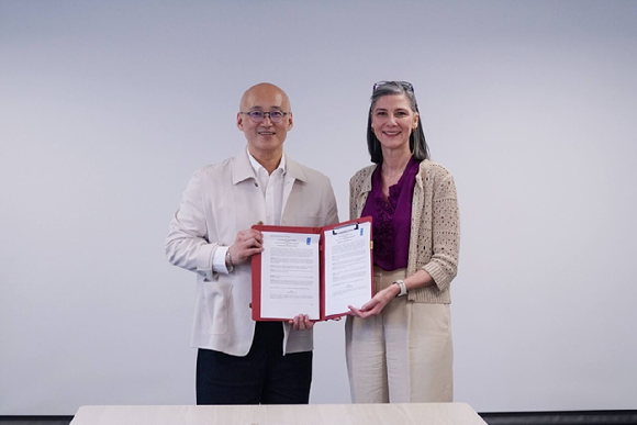 염동훈 메가존클라우드 대표(왼쪽)와 라므라 하리디 UNDP 상임댚가 베트남 하노이 UN 그린원 사무소에서 업무협약 체결 후 기념 촬영하고 있다. [사진=메가존클라우드]