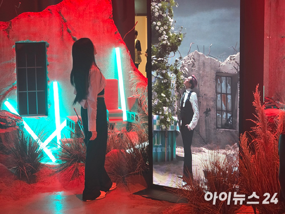 11일 서울 성수동에 위치한 크래프톤의 복합문화공간 '펍지 성수'에서 게임 배틀그라운드와 K팝 아티스트 지드래곤의 협업 기념 오프라인 행사가 열리고 있다. 사진은 게임 내 공간을 형상화한 포토존. [사진=박정민 기자]