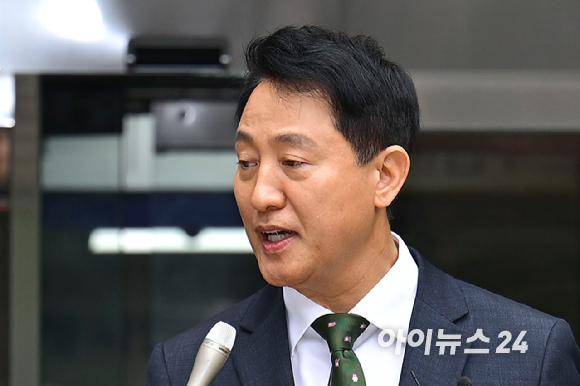 오세훈 서울시장이 22일 서울 서초구 서울중앙지방법원에서 열린 정치자금법 위반 혐의 1심 선고 공판 후 취재진의 질문에 답하고 있다. [사진=사진공동취재단]