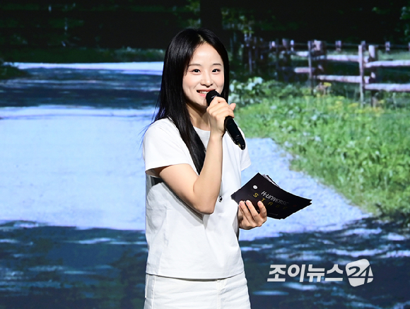 16일 오후 서울 마포구 홍대 인근 온맘씨어터에서 '케이유니버스 오픈클래스'가 진행됐다. 가수 하주가 MC로 프로그램을 소개하고 있다. [사진=정소희 기자]