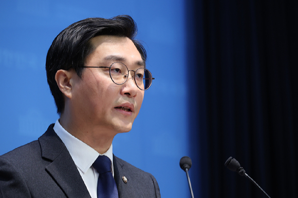 더불어민주당 장경태 의원이 30일 서울 여의도 국회 소통관에서 자신의 성추행 의혹 보도 등과 관련해 입장을 밝히는 기자회견을 하고 있다. 2025.11.30 [사진=연합뉴스]