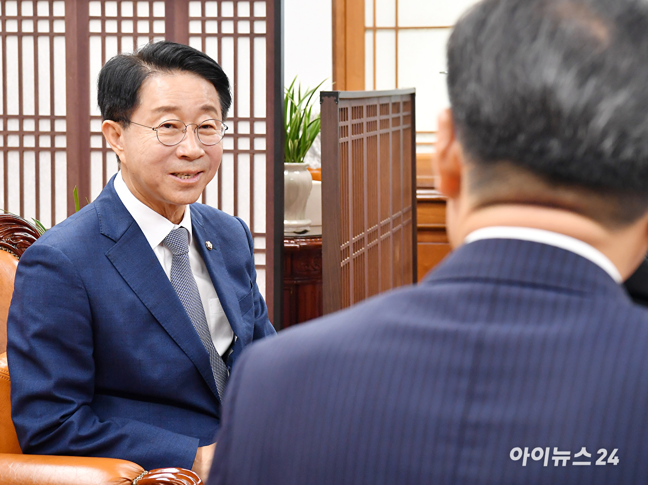 조정식 국회의장이 27일 서울 여의도 국회에서 조국혁신당 신장식 당대표와 신임 지도부 등을 만나 대화를 하고 있다. [사진=곽영래 기자]