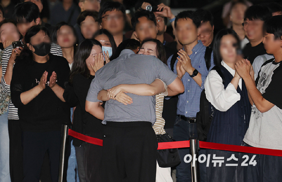 미국 이민당국에 의해 체포&middot;구금됐다 풀려난 한국인 316명이 탑승한 전세기가 인천국제공항 2터미널에 도착한 12일 오후 한국인 근로자들이 기다리던 가족들과 인사를 나누고 있다. [사진=정소희 기자]