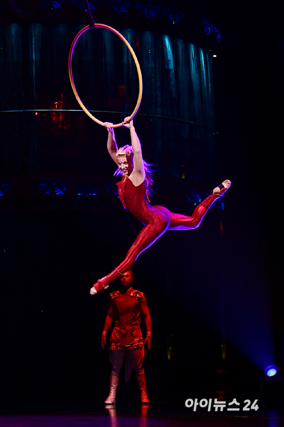 15일 오후 서울 잠실종합운동장 내 빅탑에서 열린 태양의서커스 '쿠자(KOOZA)' 프레스 컨퍼런스에서 배우들이 환상적인 무대를 선보이고 있다. [사진=정소희 기자]