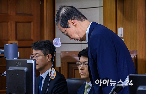 한덕수 전 국무총리가 30일 서울 서초구 서울중앙지법에서 열린 내란 우두머리 방조 및 위증 등 혐의 재판에 피고인으로 출석하고 있다. [사진=사진공동취재단]