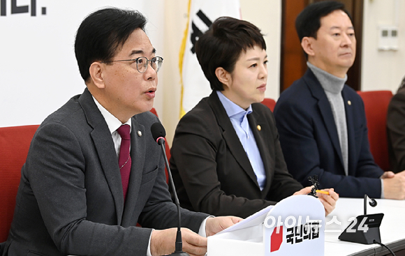 송언석 국민의힘 원내대표가 12일 서울 여의도 국회에서 현안 관련 기자간담회를 하고 있다. [사진=곽영래 기자]