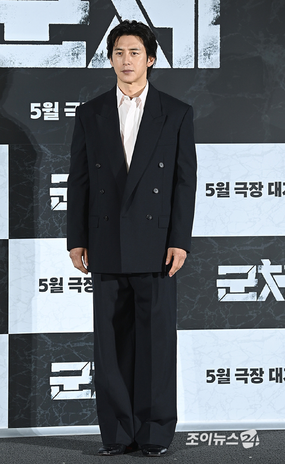 배우 고수가 6일 오전 서울 용산구 CGV 용산아이파크몰에서 열린 영화 '군체' 제작보고회에서 포토타임을 갖고 있다. [사진=곽영래 기자]