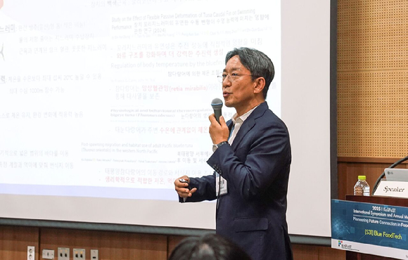 이기웅 동원F&B 식품과학연구원장이 4일 김대중컨벤션센터에서 열린 '2025 한국식품과학회 국제학술대회'에서 '블루푸드테크'에 대해 발표하고 있다. [사진=동원F&B]