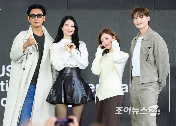 배우 이세영ㅇ이 10일 부산 해운대구 영화의전당에서 열린 제31회 부산국제영화제 '재혼 황후' 야외 무대인사에 참석하고 있다. [사진=정소희 기자]