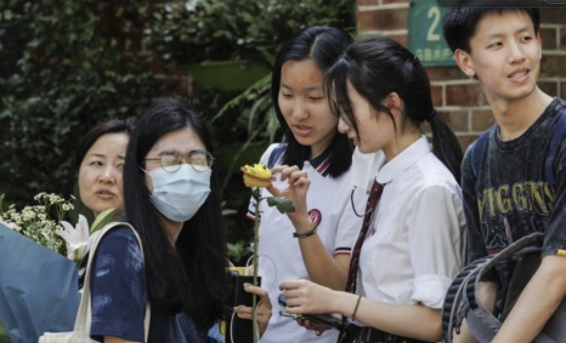 9일 중국 상하이의 한 고등학교 앞에서 대학입학시험을 치르는 학생들. 2023.6.9 [사진=EPA/연합뉴스]