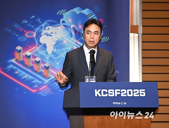 클라우드 기술 혁신의 현재와 미래를 점검하는 '대한민국 클라우드/SaaS 포럼 2025'(KCSF 2025)이 30일 서울 여의도 FKI타워 그랜드 볼룸에서 열렸다. 최지웅 한국클라우드산업협회 회장이 축사를 하고 있다. [사진=곽영래 기자]