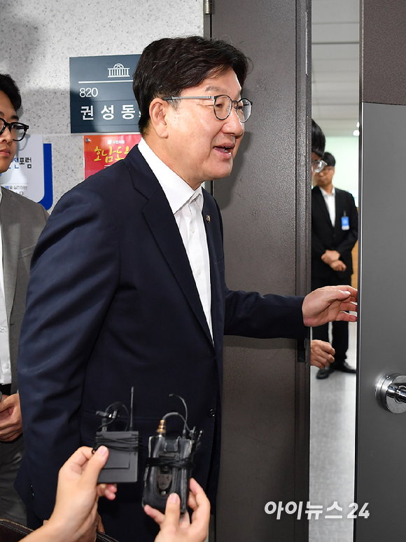 권성동 국민의힘 의원이 18일 자신의 의원실 앞에서 특검의 압수수색 관련 입장을 밝히고 있다. [사진=곽영래 기자]