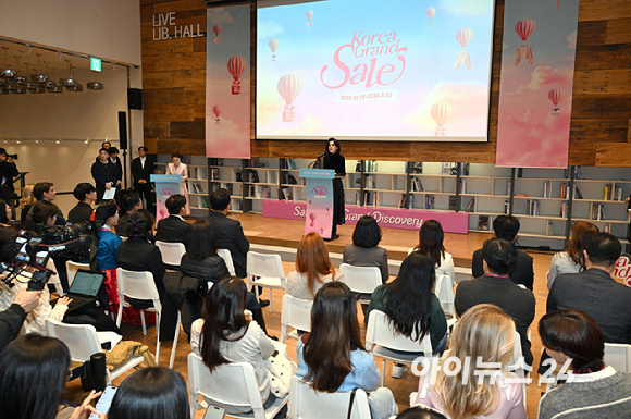 이부진 한국방문의해위원회 위원장이 17일 오전 서울 중구 커뮤니티하우스 마실에서 열린 '2026 코리아그랜드세일' 개막행사에서 개회사를 하고 있다. [사진=정소희 기자]