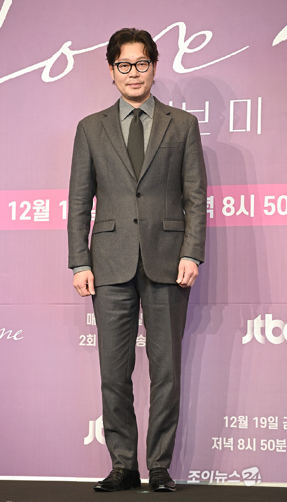 배우 유재명이 18일 서울 구로구 더 링크 서울 호텔에서 열린 JTBC 새 금요시리즈 '러브 미' 제작발표회에서 포즈를 취하고 있다. [사진=곽영래 기자]