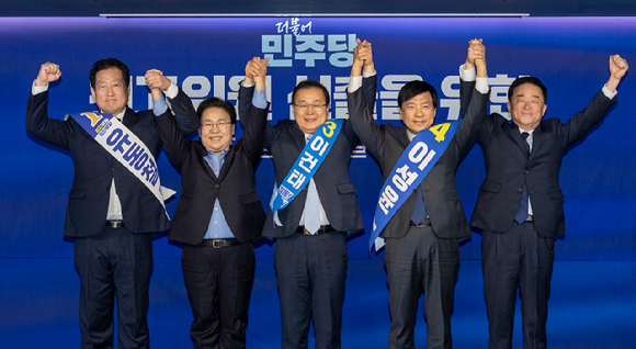 23일 서울 여의도 중앙당사에서 열린 에서 최고위원 후보들이 기념 촬영하고 있다. 왼쪽부터 유동철, 문정복, 이건태, 이성윤, 강득구 후보. 2025.12.23 [국회사진기자단] [사진=연합뉴스]