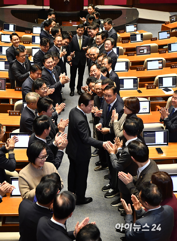 이재명 대통령이 4일 오전 국회에서 2026년도 예산안에 대한 시정연설을 위해 입장하고 있다. [사진=곽영래 기자]