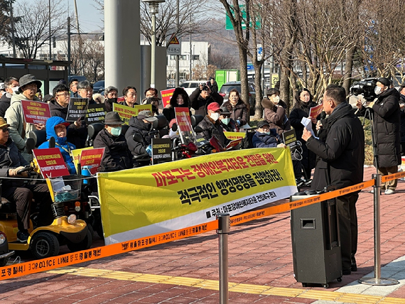 마포장애인부모연대 등 지역 장애인 단체들이 지난 11일 서울 마포구청 앞에서 '마포장애인복지타운' 건립을 촉구하는 기자회견을 하고 있다. [사진=마포장애인부모연대]